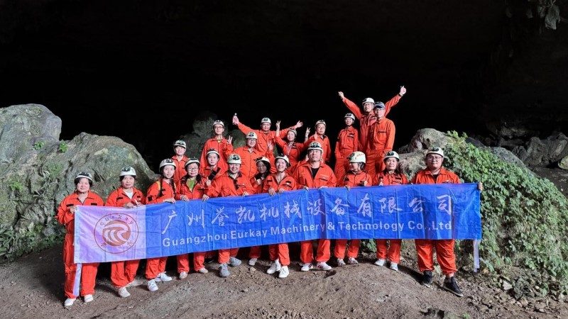 Echo's uit de diepten van de grot: een wederzijdse ontmoeting met de natuur en teamleden
